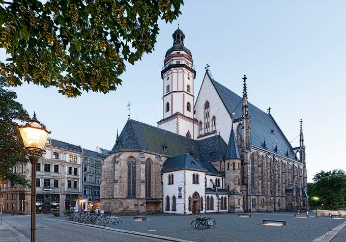 Bild zeigt die Thomaskirche von außen